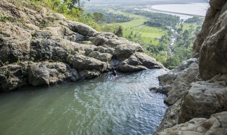 Petugas memeriksa curug di kawasan wisata alam Curug Hepi, Geopark Ciletuh, Kabupaten Sukabumi, Jawa Barat, Sabtu (27/10/2018).