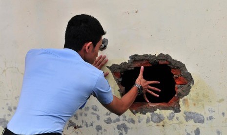 Petugas memeriksa dinding sel penjara yang dibobol narapida narkoba untuk melarikan diri di Lembaga Permasyarakatan Kelas-II A, Banda Aceh, Kamis (5/2).   (Antara/Ampelsa)