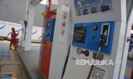 Petugas memeriksa dispenser gas saat peresmian SPBG Subang, Jawa barat, Jumat (7/4).