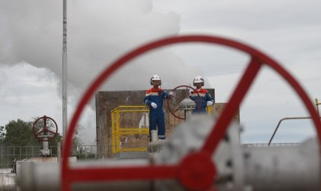 Petugas memeriksa fasilitas produksi energi panas bumi di sumur produksi Cluster D PT. Pertamina Geothermal Energy Area Ulubelu, Lampung, Senin (14/12). 