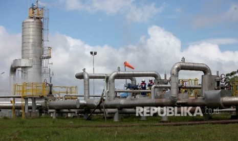 Petugas memeriksa fasilitas produksi energi panas bumi di sumur produksi Cluster D PT. Pertamina Geothermal Energy Area Ulubelu, Tanggamus, lampung, Jumat (16/6).