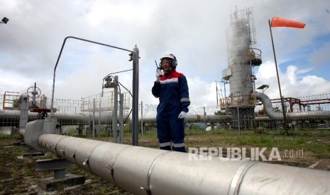 Petugas memeriksa fasilitas produksi energi panas bumi di sumur produksi Cluster D PT. Pertamina Geothermal Energy Area Ulubelu, Tanggamus, lampung, Jumat (16/6). 