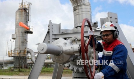 Petugas memeriksa fasilitas produksi energi panas bumi di sumur produksi Cluster D PT. Pertamina Geothermal Energy Area Ulubelu, Tanggamus, lampung, Jumat (16/6).