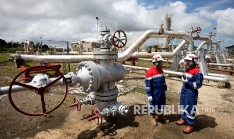 Petugas memeriksa fasilitas produksi energi panas bumi di sumur produksi Cluster D PT. Pertamina Geothermal Energy Area Ulubelu, Tanggamus, lampung, Jumat (16/6).