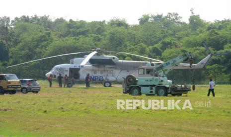 Petugas memeriksa helikopter water bombing MI-8AMT.