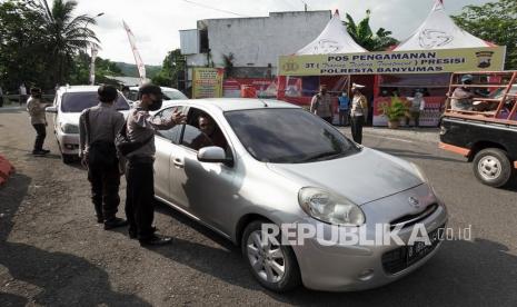 Petugas memeriksa identitas pengendara saat melakukan penyekatan pemudik di Ajibarang, Banyumas, Sabtu (24/4/2021). Antisipasi pemudik, petugas gabungan dari Pemkab Banyumas, TNI, Polri dan instansi terkait, melakukan penyekatan di lima titik perbatasan antar kabupaten, yakni batas Banyumas-Brebes, Banyumas-Cilacap, Banyumas-Purbalingga, Banyumas-Banjarnegara, dan Banyumas-Kebumen. 