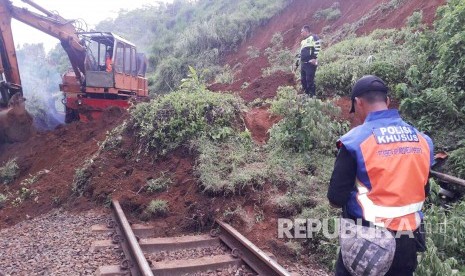 Petugas memeriksa jalur kereta api yang tertutup longsor (ilustrasi)