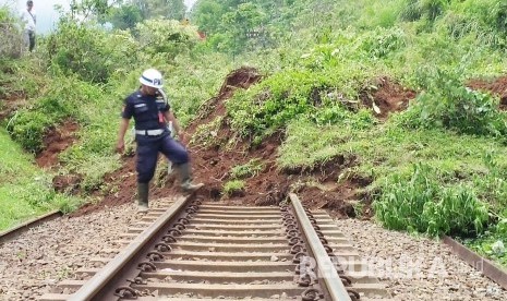 Jalur kereta api yang tertutup longsor. (Ilustrasi)