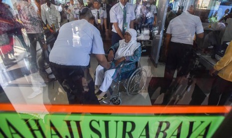 Ilustrasi. Petugas memeriksa jamaah calon haji sebelum diberangkatkan ke Bandara Juanda menuju Makkah di Asrama Haji Sukolilo, Surabaya, Jawa Timur, Jumat (21/8). Kelengkapan Administrasi Calon Jamaah Haji Jatim Sudah 95 Persen.  (Antara/Zabur Karuru)