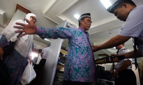 Petugas memeriksa jamaah calon haji sebelum diberangkatkan ke Bandara Juanda menuju Mekah di Asrama Haji Sukolilo, Surabaya, Jawa Timur, Jumat (21/8).