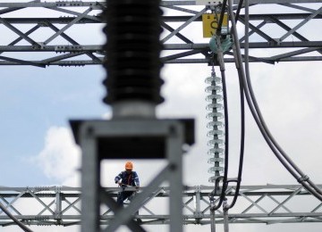 Petugas memeriksa jaringan listrik di Gardu Induk Tangerang Baru, Banten, Kamis (9/2). (Republika/Wihdan Hidayat)