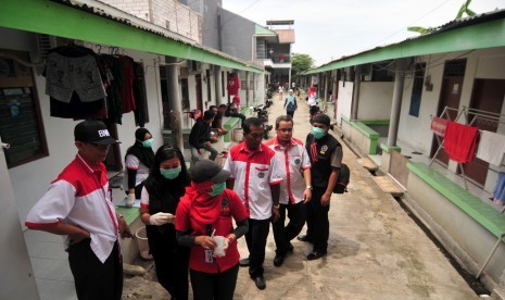 Petugas memeriksa kamar penghuni kos saat razia narkoba dan pemeriksaan urine di salahsatu kos-kosan Tegal, Jawa Tengah, Rabu (16/3).