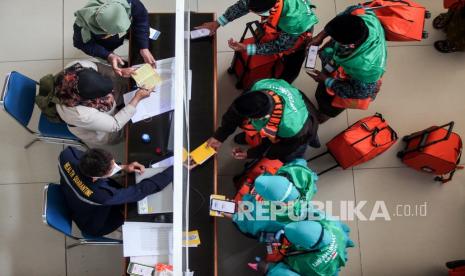 Petugas memeriksa kelengkapan calon jamaah umrah saat memasuki Terminal 2 Bandara Internasional Juanda Surabaya di Sidoarjo, Jawa Timur, Senin (14/3/2022).