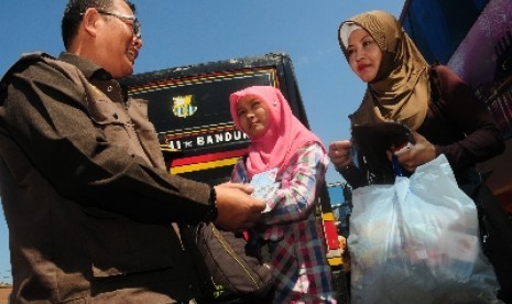 Petugas memeriksa kelengkapan identitas pemudik setibanya di Terminal Cicaheum, Bandung, Jabar