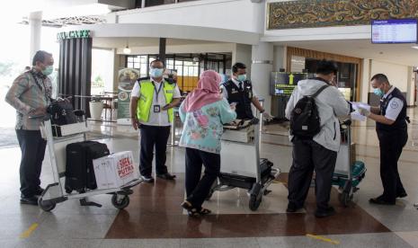 Petugas memeriksa kelengkapan surat calon penumpang di Bandara Internasional Juanda Surabaya di Sidoarjo, Jawa Timur, Jumat (7/5/2021). Aktivitas di Bandara Juanda terpantau sepi meskipun pada pemberlakuan larangan mudik Idul Fitri 1442 H terdapat pengecualian bagi ASN, pegawai BUMN/BUMD, TNI, Polri, pegawai swasta yang dilengkapi surat tugas, kunjungan keluarga sakit, ibu hamil dengan satu orang pendamping, pelayanan kesehatan darurat dan sebagainya dengan kepentingan mendesak.