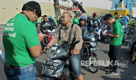 Petugas memeriksa kelengkapan surat kendaraan para pemudik bersepeda motor dari Jakarta yang baru tiba dengan menumpang KM Dobonsolo, di Pelabuhan Tanjung Emas Semarang, Jawa Tengah, Jumat (31/5/2019). 