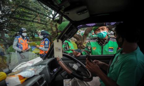 Petugas memeriksa kelengkapan surat pengendara di posko penyekatan arus balik di perbatasan Kabupaten Bandung dan Kota Bandung di Cibiru, Bandung, Jawa Barat, Senin (17/5). Posko penyekatan Cibiru telah memutarbalikan sebanyak 683 kendaraan roda dua dan 73 roda dua sejak diberlakukannya larangan mudik pada 6 Mei 2021. 