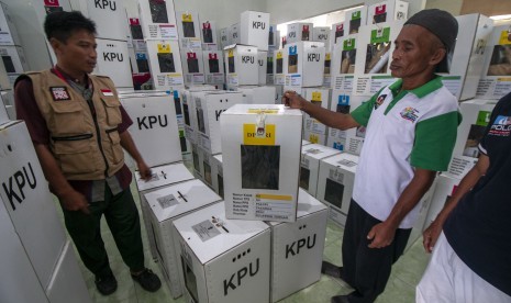 Petugas memeriksa kembali kertas suara di dalam kotak suara pada rekapitulasi tingkat kecamatan di Kantor Kecamatan Tatanga, Palu, Sulawesi Tengah, Jumat (26/4/2019). 