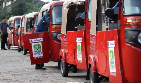 Petugas memeriksa kendaraan angkutan lingkungan Bajaj di Bekasi, Jawa Barat, Senin (17/10). 