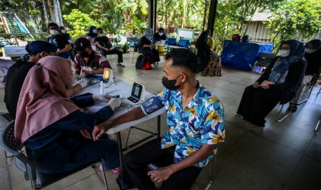 Petugas memeriksa kesehatan calon penerima vaksin COVID-19 dosis ketiga di RPTRA Bhineka, Swadarma, Jakarta, Kamis (24/3/2022). Presiden Joko Widodo memastikan bahwa masyarakat diperbolehkan mudik pada Lebaran tahun 2022 dengan syarat sudah mendapatkan vaksin dosis lengkap dan booster.