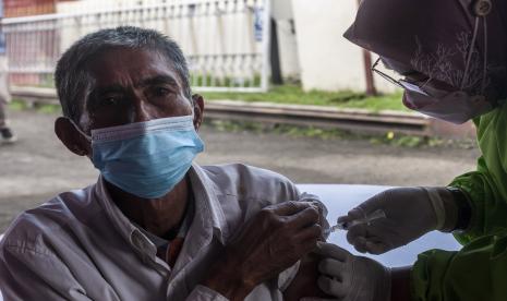 Petugas memeriksa kesehatan lansia calon penerima vaksin di Rangkasbitung, Lebak, Banten. Kemenkominfo menyebut kematian lansia yang belum divaksin capai 69 persen