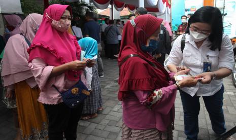 Petugas memeriksa kesesuaian data penerima Bantuan Langsung Tunai (BLT) minyak goreng di kantor Kecamatan Rungkut, Surabaya, Jawa Timur, Sabtu (16/4/2022). Kementerian Sosial (Kemensos) mengajak masyarakat berperan aktif menggunakan aplikasi Cek Bansos agar meningkatkan ketepatan dalam penyaluran Bantuan Sosial (Bansos).