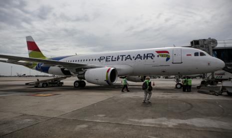 Petugas memeriksa kesiapan pesawat Airbus A320-200 milik maskapai Pelita Air sebelum melakukan penerbangan perdana di Bandara Soekarno Hatta, Tangerang, Banten, Kamis (28/4/2022). 