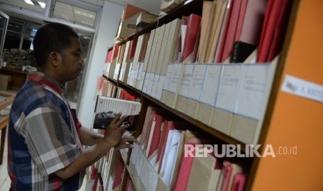 Petugas memeriksa koleksi arsip dan buku di Pusat Dokumentasi Sastra (PDS) H.B. Jassin, Komplek TIM, Jakarta, Selasa (17/5). (Republika/ Wihdan)