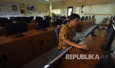 Petugas memeriksa komputer di laboratorium komputer SMAN 3 Bandung, Jalan Belitung, Kota Bandung, Kamis (2/2). Pemeriksaan ini dilakukan sebagai persiapan pelaksaan Ujian Nasional Berbasis Komputer (UNBK)