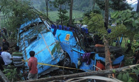 Petugas memeriksa kondisi bus Rosalia Indah jurusan Jakarta-Yogyakarta, yang  terjun ke dalam jurang di ruas Jalan Bayeman, Desa Tlahab Lor, Kecamatan Karangreja, Purbalingga, Jawa Tengah, Sabtu (24/6).