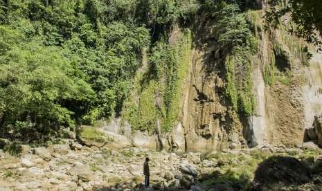 Curug Cikaso. Momen Lebaran banyak dimanfaatkan oleh masyarakat untuk berkunjung ke sejumlah objek wisata. Larangan mudik ke kampung halaman memberikan kesempatan kepada masyarakat untuk mendatangai destinasi wisata yang berada di sekitar rumah.