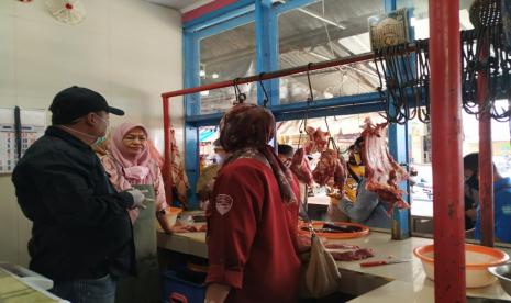 Petugas memeriksa kondisi daging sapi yang dijual di Pasar Cikurubuk, Kota Tasikmalaya, Kamis (14/5). Pemeriksaan itu dilakukan untuk memastikan daging sapi tak terkontaminasi dengan daging babi.