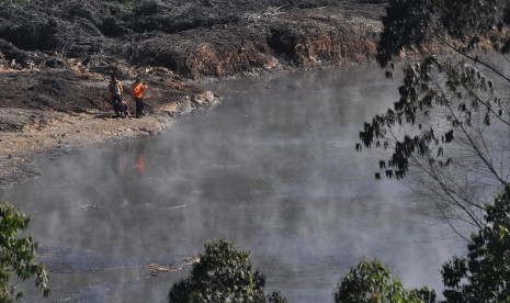 Petugas memeriksa kondisi di sekitar kawah Sileri di kawasan dataran tinggi Dieng Desa Kepakisan, Batur, Banjarnegara, Jateng. 