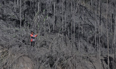 Petugas memeriksa kondisi di sekitar kawah Sileri pasca letusan Freatik di kawasan dataran tinggi Dieng Desa Kepakisan, Batur, Banjarnegara, Jateng, Rabu (5/7).