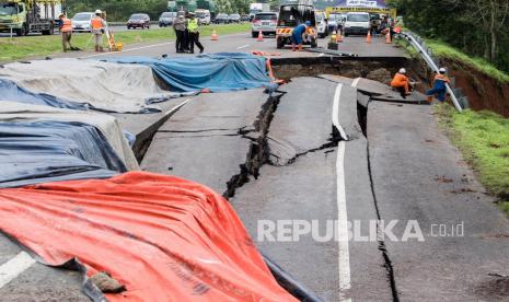 Petugas memeriksa kondisi jalan tol yang ambles di ruas tol Cikopo-Palimanan (Cipali) KM 122, Kabupaten Indramayu, Jawa Barat, Rabu (9/2/2021). Jalan tol Cipali KM 122 amblas pada hari Selasa (9/2) pukul 03.00 dinihari dan mengakibatkan penutupan jalan serta pemberlakuan lawan arah mulai dari KM 117 sampai KM 126.