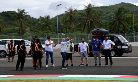 Petugas memeriksa kondisi lintasan saat sesi tes pramusim MotoGP 2022 di Pertamina Mandalika International Street Circuit, Lombok Tengah, NTB, Jumat (11/2/2022). Sesi tes pramusim di Sirkuit Mandalika tersebut berlangsung hingga Ahad (13/2/2022). Penyelenggaraan tes pramusim MotoGP di Sirkuit Mandalika yang diselenggarakan mulai 11 hingga 13 Februari 2022 dinilai sebagai keberkahan bagi Nusa Tenggara Barat (NTB) karena kian mempromosikan potensi pariwisata di provinsi tersebut.