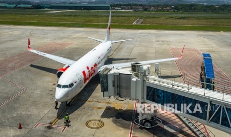 Petugas memeriksa kondisi pesawat terbang jenis Boeing 737 milik maskapai penerbanganLion Air sebelum terbang di Bandara Internasional Jenderal Ahmad Yani, Semarang, Jawa Tengah, Rabu (31/10/2018).