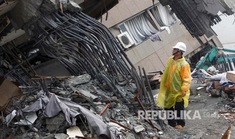 Petugas memeriksa kondisi reruntuhan di tengah upaya evakuasi korban gempa di Hualien, Taiwan Timur.