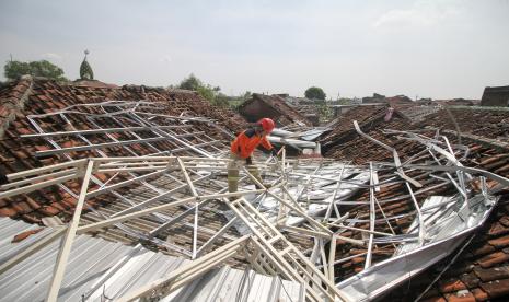 Petugas memeriksa kondisi salah satu rumah warga yang rusak akibat diterjang angin puting beliung di Desa Sidokepung, Buduran, Sidoarjo, Jawa Timur, Senin (24/10/2022). Berdasarkan data Badan Penanggulangan Bencana Daerah (BPBD) Sidoarjo mencatat sedikitnya 291 rumah warga rusak akibat diterjang puting beliung yang terjadi pada Ahad (23/10). 