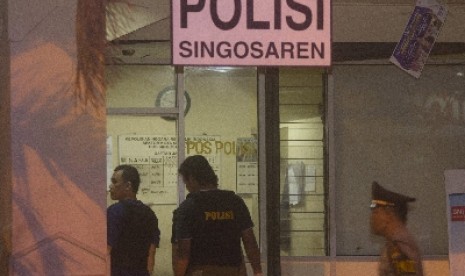 Petugas memeriksa lokasi penembakan Pos Polisi Singosaren Plaza, Solo, Jateng, Kamis (30/8) malam. 