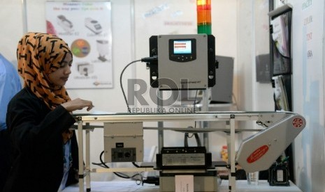 Petugas memeriksa mesin dalam pameran industri kertas Asia Paper Jakarta 2015 di JIExpo Kemayoran, Jakarta, Rabu (29/4). (Republika/Prayogi)