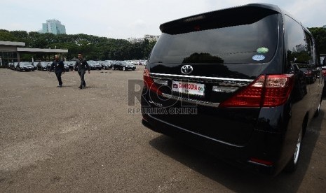 Petugas memeriksa mobil alphard yang dipersiapkan untuk tamu negara saat persiapan pengawalan tamu negara peserta Peringatan ke-60 Konferensi Asia Afrika, di kompleks Gelora Bung Karno, Senayan, Jakarta Selatan, Sabtu (18/4). 