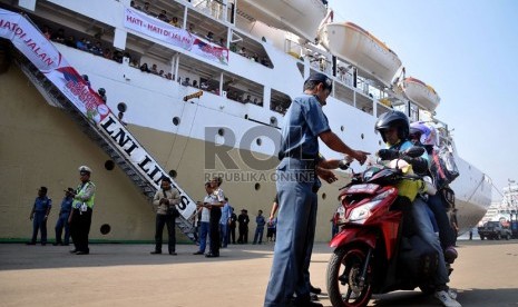  Petugas memeriksa motor pemudik yang hendak masuk ke dalam KM Dobonsolo di Pelabuhan Tanjung Priok, Jakarta, Sabtu (3/8).  (Republika/Prayogi)