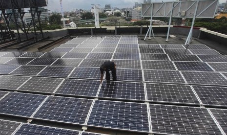 Petugas memeriksa panel surya (Solar Cell) di gedung ESDM, Jakarta, Rabu (2/3).