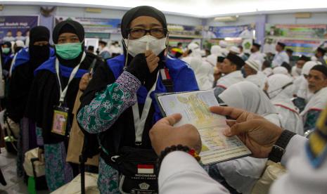 Petugas memeriksa paspor milik calon haji kelompok terbang (kloter) pertama embarkasi Batam di Asrama Haji Batam, Kepulauan Riau, Rabu (15/6/2022). Sebanyak 446 jemaah calon haji asal Provinsi Kepri akan diberangkatkan menuju Tanah Suci pada Rabu (15/6) pukul 14.00 WIB melalui Bandara Internasional Hang Nadim.. Kuota Haji Riau Tahun Ini 5.060 Jamaah