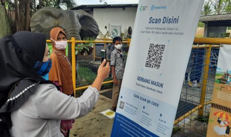 Petugas memeriksa pengunjung yang datang ke Taman Satwa Cikembulan Kabupaten Garut. Taman Satwa Cikembulan kembali beroperasi pada Lebaran hari pertama dengan prokes. Ilustrasi.