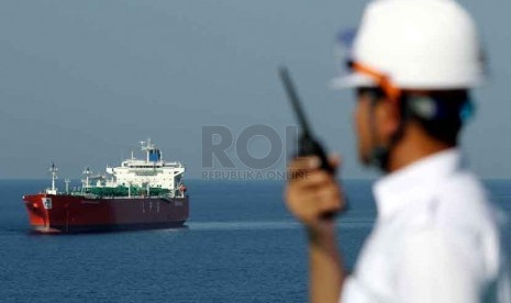 Petugas memeriksa pipa gas di kapal Pertamina Gas 2 di ship to ship (STS) Teluk Kalbut, Situbondo, Jawa Timur, Kamis (9/10).(Republika/ Yasin Habibi)