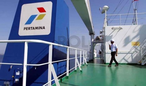 Petugas memeriksa pipa gas di kapal Pertamina Gas 2 di ship to ship (STS) Teluk Kalbut, Situbondo, Jawa Timur, Kamis (9/10).(Republika/ Yasin Habibi)