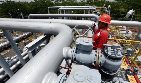 Petugas memeriksa pipa gas di Onshore Receiving Facilities (ORF) milik PT Pertamina Gas di Porong, Sidoarjo, Jawa TImur, Jumat (26/2). 