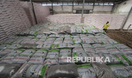 Petugas memeriksa pupuk subsidi yang baru tiba di gudang lini III PT Pupuk Kujang, Jatibarang, Indramayu, Jawa Barat, Senin (7/9/2020). 